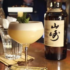 BEE’S KNEES 여행 사진