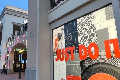 XIAO YANG SHENG JIAN NA JING SHANG SHAN AO TE LAI SI DIAN