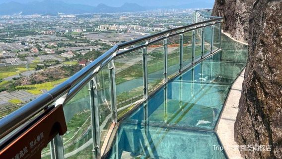 Liushi Mountain Glass Skywalk