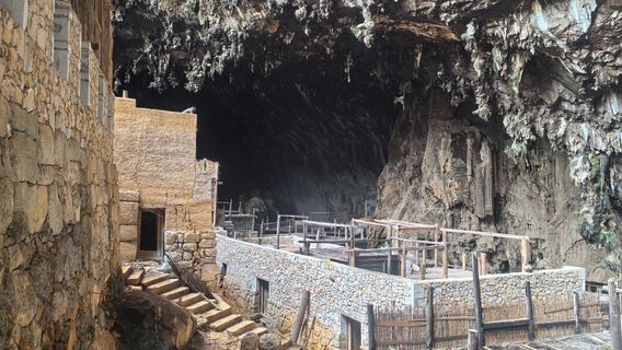 Fengyan Cave Village