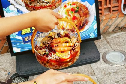 乞老板海鲜烧烤•甜麻肥蛤•海胆•海肠捞饭(山大店)