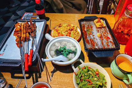 XIANG CUN NIU ZAI SHAO KAO CAN TING