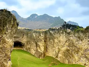 龍養天坑群