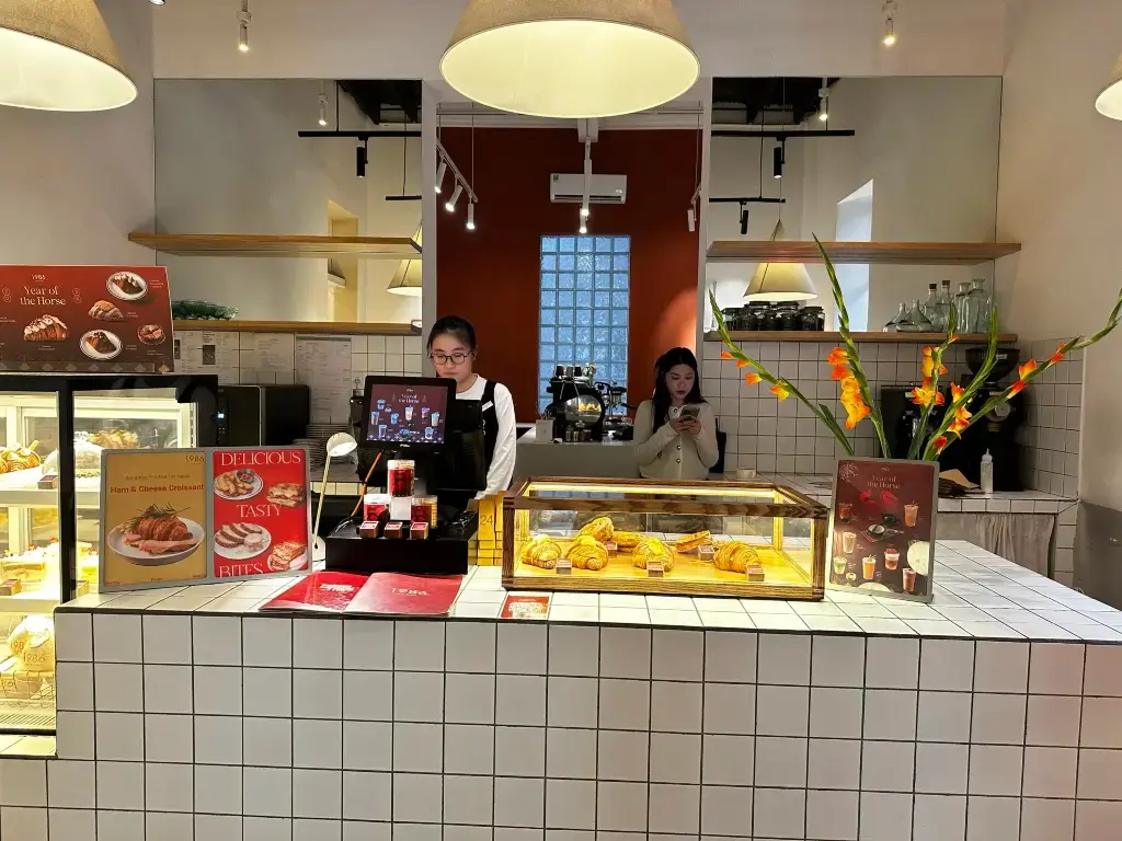 1986 Cafe & Stay - 20 Hồ Xuân Hương