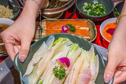 譚鴨血老火鍋（華貿店）