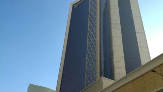 度假区集酒店、会展、休闲、表演和娱乐为一体，金光大道项目预计