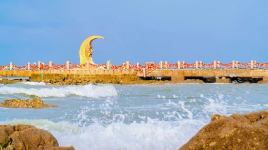 作为为烟台城市魅力象征和情侣们视为浪漫圣地的月亮湾，位于黄海