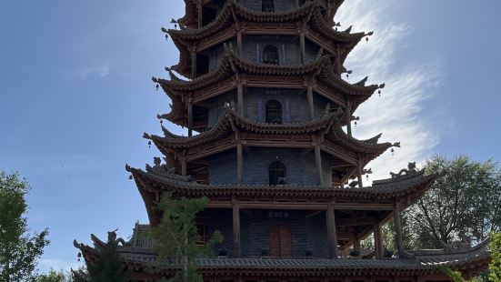 木塔寺原名万寿寺，是一座砖木结构的古塔。寺与塔初建于北周或更