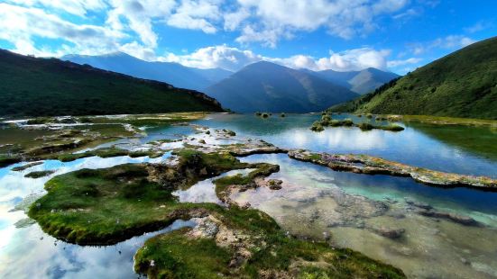 泉华滩位于川西高原甘孜藏族自治州贡嘎乡玉龙西村境內，海拔40