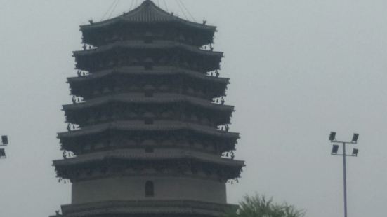 虽然是阴天，但是在远处我便看到了天宁寺的大塔，天宁寺的塔，也