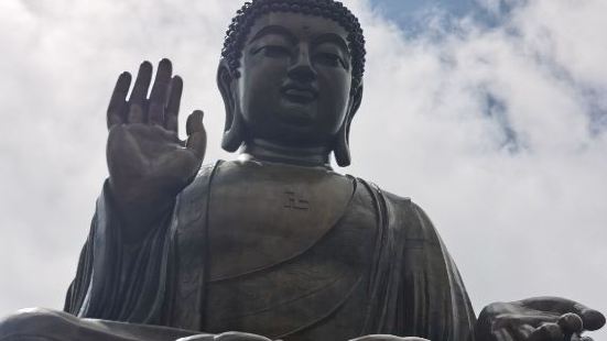 坐缆车上来后，再向右前行一段路程，就看到天坛大佛，居高临下，