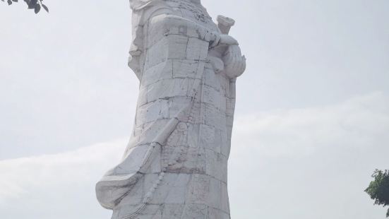 澳门妈祖像位于澳门南部路环的石塘山山顶,是澳门的标志性景点之