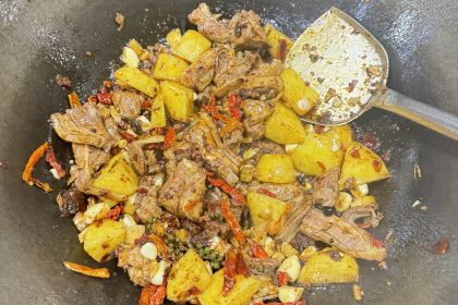 聚馨苑特色柴火鸡·牛蝎子