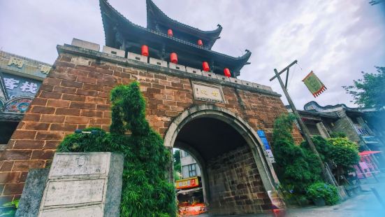 甘坑客家小镇位于深圳龙岗区吉华文化中心，原来是客家人居住聚集