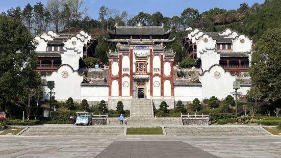 屈原祠，又稱為清烈公祠，佔地面積近30畝，為了紀念屈原而建。