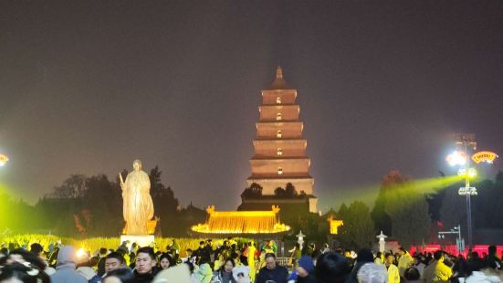 很不錯的步行街，很多遊客唐裝漢服，每天還有背靠大雁塔的音樂噴