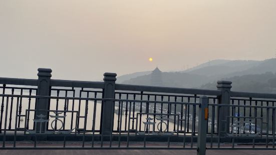 日落时的钱塘江大桥，在桥上看到的六和塔。