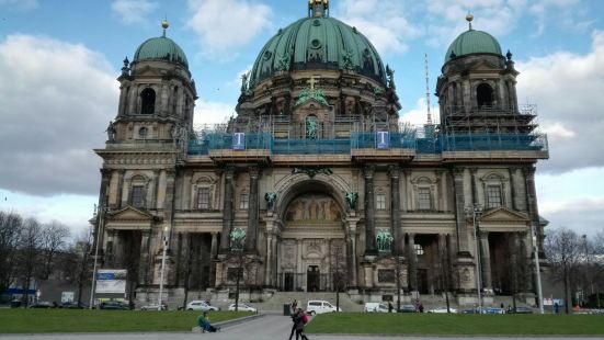 德国的教堂很多，到处可见，柏林也不例外，所附上之照片可看到教