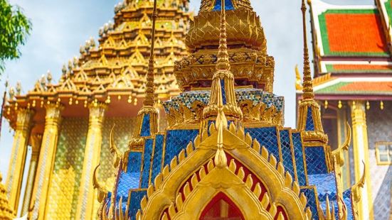 玉佛寺是泰国最神圣的佛教寺庙之一，位于大皇宫内，以供奉泰国国