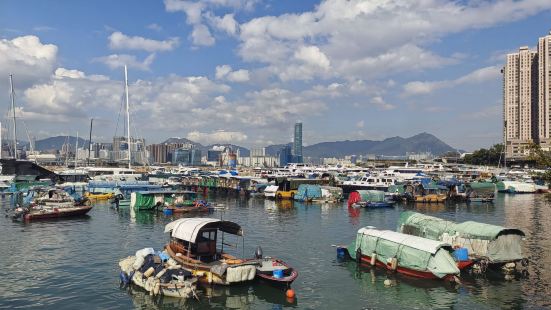 铜锣湾是香港本岛重要的打海港，坐拥维多利亚港和宝马山香炉峰，