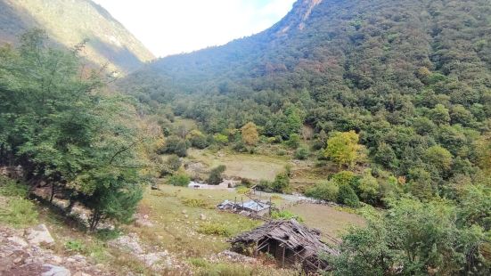 尼農峽谷位於雨崩河的下游，一路綿延十多公里，最終匯入瀾滄江。