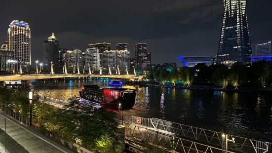 運河夜景配合燈光真的很美，船上還有講解員講解運河歷史和每一條