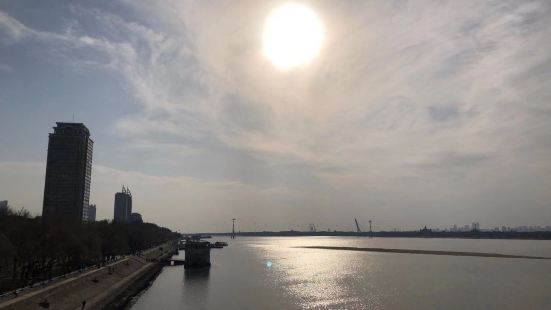 央街在国王街(King)和布劳街(Bloor)之间,是多伦多