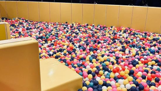 澳门新濠影汇满纷乐园是一个专为亲子家庭设计的室内游乐场，在新