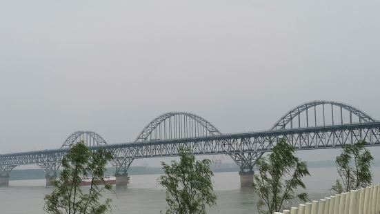 九江长江大桥，坐落在江西省九江市和湖北省黄冈市黄梅县之间的宽
