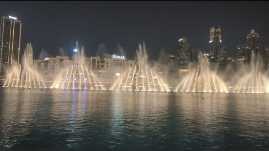 迪拜市区迪拜购物中心处有一个盛大的喷泉，以迪拜这座城市来命名