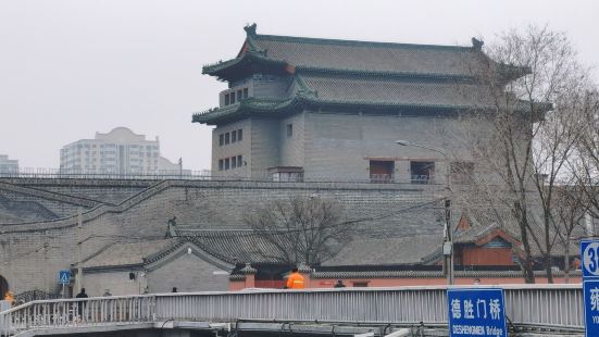 北京的城墙被拆了，可是还有两个城楼没有拆，一个是东便门还有一