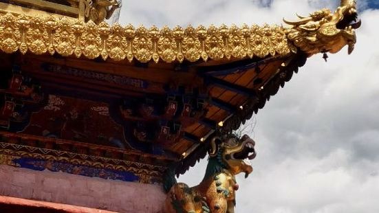 甘丹寺（又名噶丹寺）是藏传佛教格鲁派创始人宗喀巴于1409年