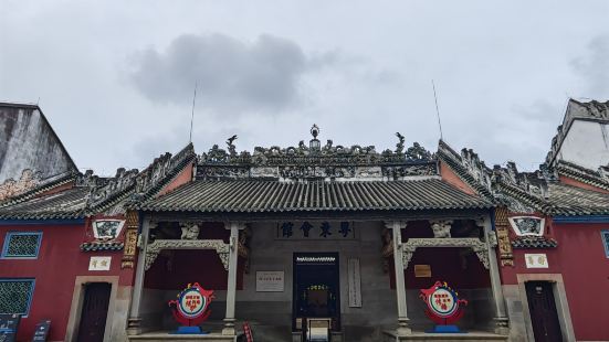 粵東會館建於清乾隆初年，由廣東旅邕商幫集資興建。原館分前、中