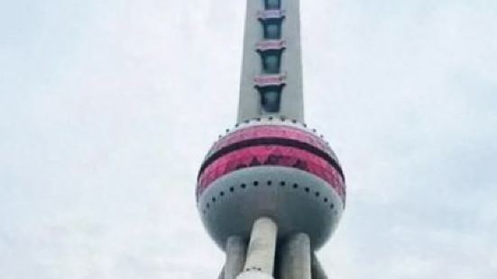 东方明珠塔位于上海市浦东新区陆家嘴开发区黄浦江东畔，当时为亚