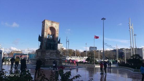 步行街的起点        我们在伊斯坦布尔要待两天，第一天