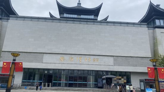 安康博物馆。虽然是个二级博物馆，但建筑还是很雄伟，三层楼三个