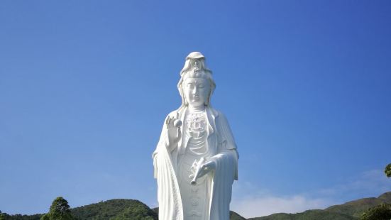 慈山寺清幽庄严，背倚八仙岭，面朝船湾淡水湖，山水禅境浑然天成