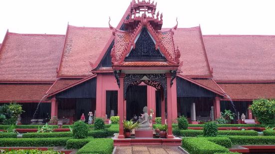柬埔寨国家博物馆建于1913年，目前馆内收藏有4-10世纪、