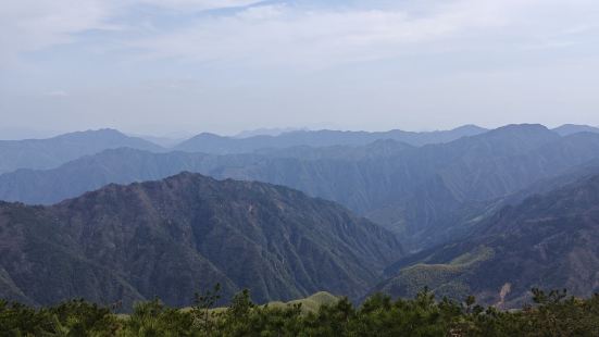 盘山公路28公里，一路风景秀丽。不过到达山顶时候，正逢修路。