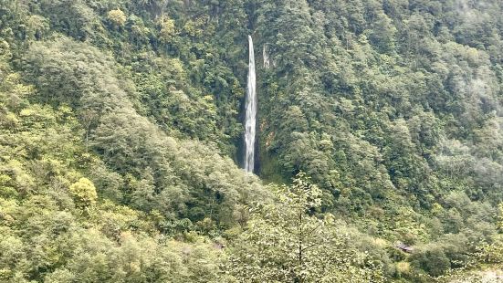 迪雀瀑布，进入独龙族龙元村之前，会途经这条瀑布，在独龙江的对
