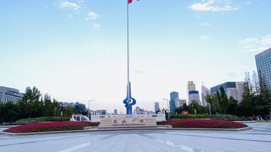 泉城广场是济南的地标，广场主入口处，庄严的国旗迎风飘扬，国旗