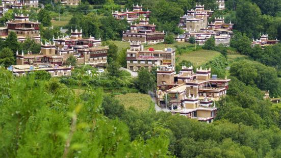 在四川丹巴县，一栋栋依山而建的美丽藏寨远看星星点点的分布在薄