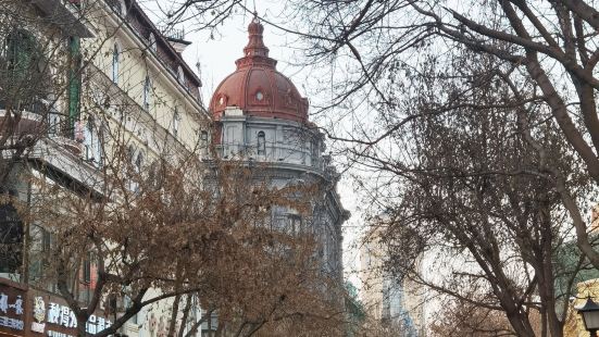 整条街很多欧式建筑，也很多西餐厅，如果不是满大街都自己人，还