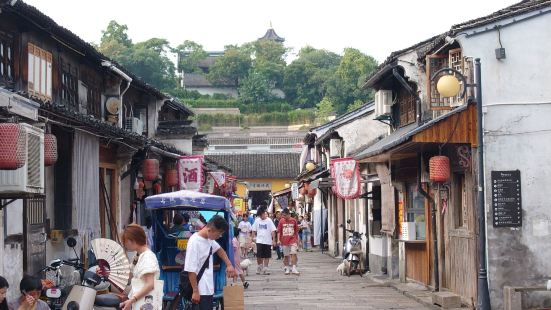 绍兴书圣故里历史街区是绍兴市区历史风貌保存最完整的区域，荟萃