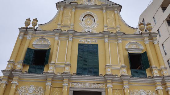 位于澳门半岛的玫瑰圣母堂值得花时间一游，体验非常好，里面不大