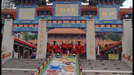 黄大仙祠是个三教合一的祠堂，是香港人气最旺，香火最盛的庙宇，