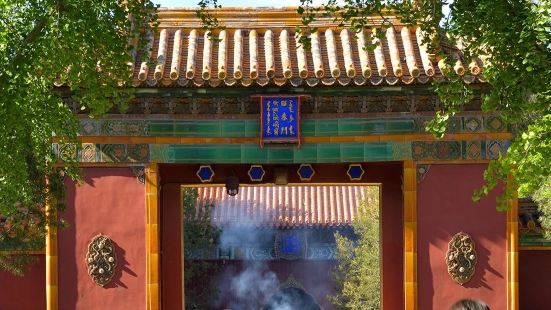 雍和宫近来成了年轻人热门打卡的地方了，这里的琉璃手串成了抢手