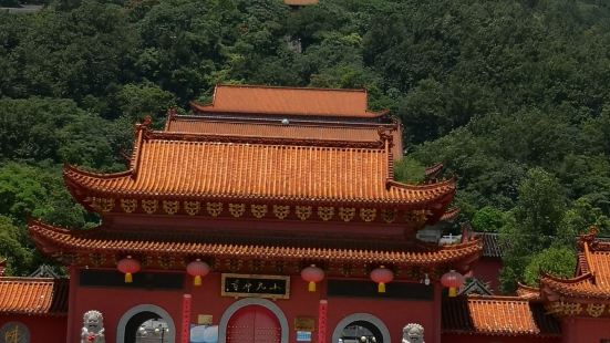 小九华寺位于马鞍山滨江公园旁的小九华山山，寺庙依山而建，风景