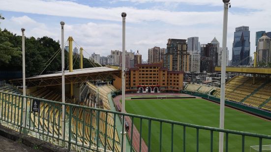 广州越秀山上有一座二万人座的体育场，是广州市首任市长叶剑英元