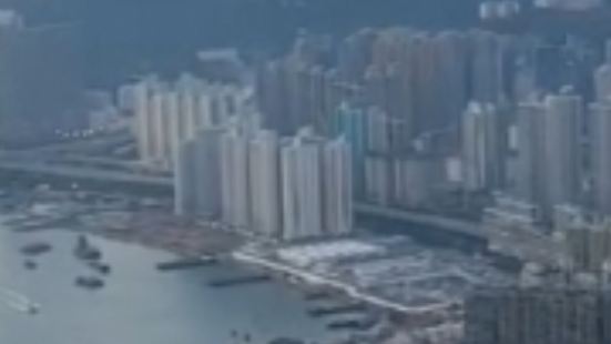 九龙半岛是香港三大区域之一，位于新界与香港岛之间，三面环抱维